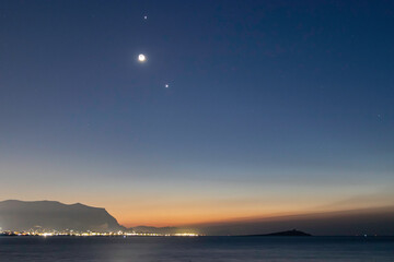 上哪儿找一年级要讲的故事呀儿？