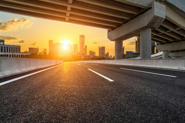 中国历史上在世界上最强大的时候、最屈辱的时候、最繁荣的时候分别是哪个朝代